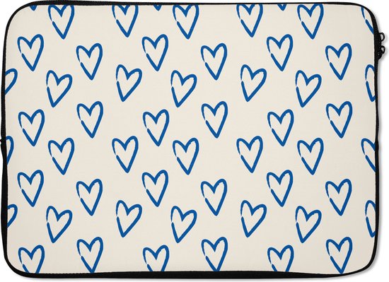 Beige laptop sleeve met een patroon van blauwe hartjes en een zwarte rits.