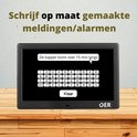 OER dementieklok met tekst 'De kapper komt over 15 min langs' en een virtueel toetsenbord, met de tekst 'Schrijf op maat gemaakte meldingen/alarmen'.