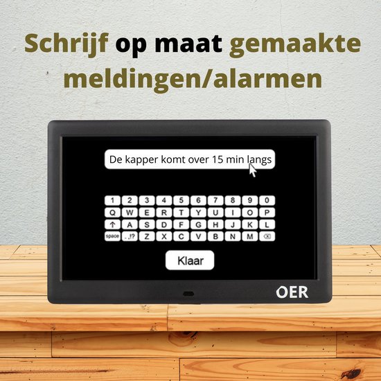 OER dementieklok met tekst 'De kapper komt over 15 min langs' en een virtueel toetsenbord, met de tekst 'Schrijf op maat gemaakte meldingen/alarmen'.