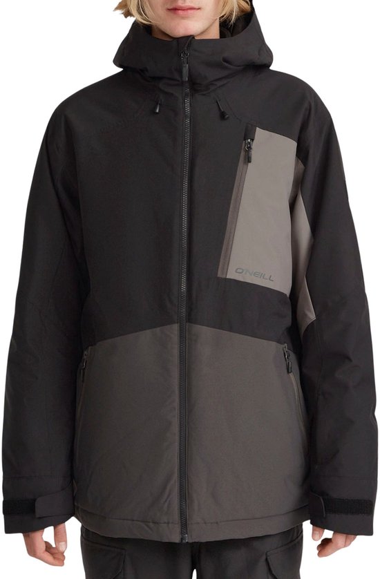 Zwarte en grijze O'Neill wintersportjas met capuchon en ritszak op de borst, gedragen door een model.
