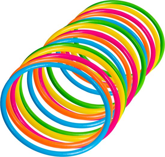 Gestapelde gekleurde armbanden in regenboogkleuren: blauw, groen, geel, oranje, roze.