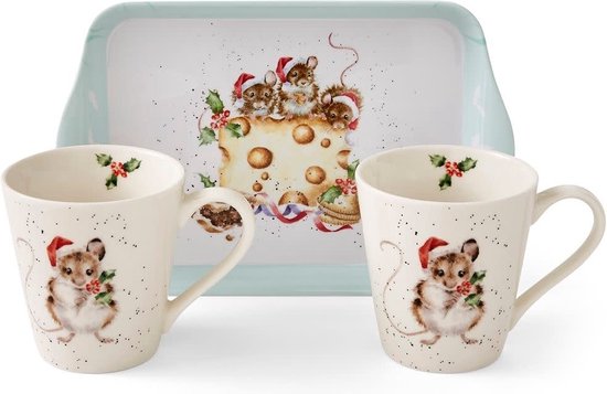Set van twee mokken en een dienblad met kerstmuizen. De mokken tonen een muis met kerstmuts en hulsttakje, het dienblad een groep muizen op kaas.