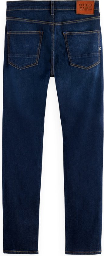 Donkerblauwe jeans met gele sierstiksels en bruin label.