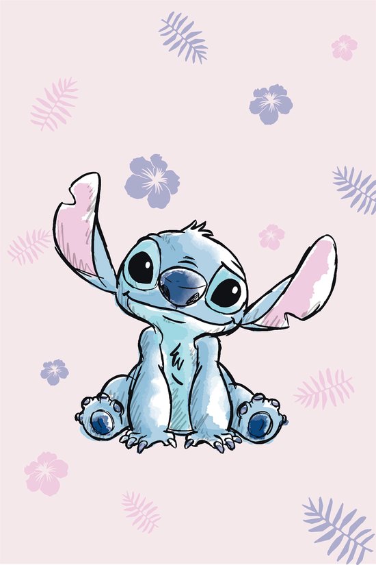 Stitch met grote oren en blauwe vacht, zittend op een roze achtergrond met paarse en roze bloemen en bladeren.