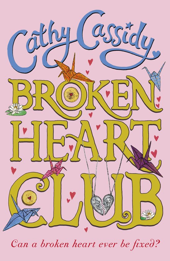 Boekcover voor 'Broken Heart Club' met de titel in gele letters op een roze achtergrond. Omringd door origami kraanvogels en hartjes.