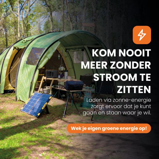 Kampeerterrein met tent, tafel en Heko Solar powerstation en zonnepaneel. Laadt via zonne-energie.