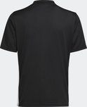 Kinderen in zwarte adidas Tabela 23 voetbalshirts en shorts, bekeken vanaf de achterkant.