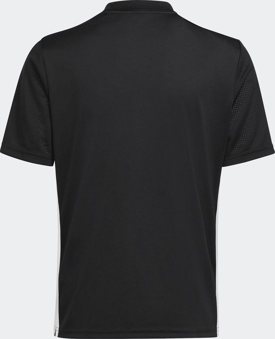 Kinderen in zwarte adidas Tabela 23 voetbalshirts en shorts, bekeken vanaf de achterkant.