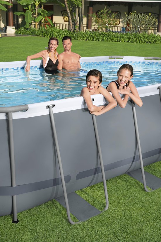 Twee stellen lachen in een Bestway Steel Pro MAX zwembad, grijs met witte rand.