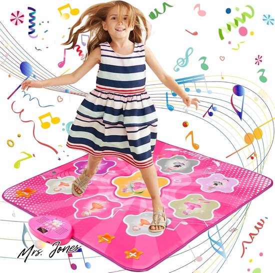 Een meisje met een gestreepte jurk danst op een roze dansmat met ballerina's en muzieknoten. De mat is bedekt met muzieknoten.