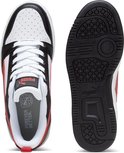 Bovenkant en zool van een witte Puma sneaker met zwarte en rode details.