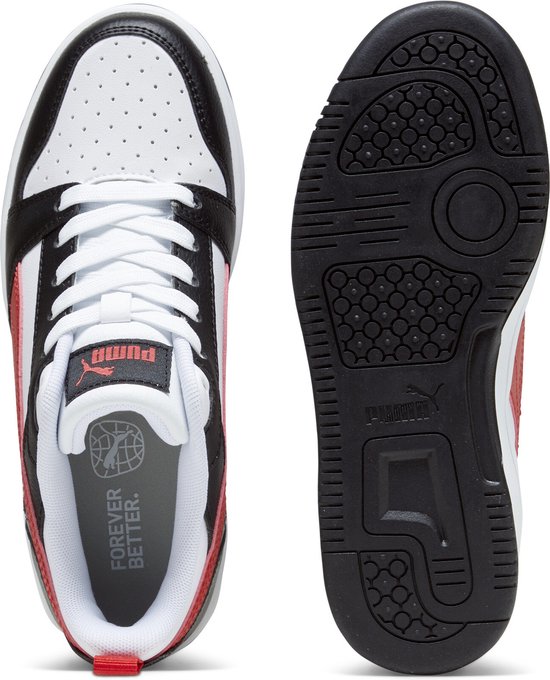 Bovenkant en zool van een witte Puma sneaker met zwarte en rode details.