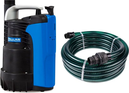 Zwarte en blauwe Tallas waterpomp naast een opgerolde groene tuinslang met zwarte koppelingen.