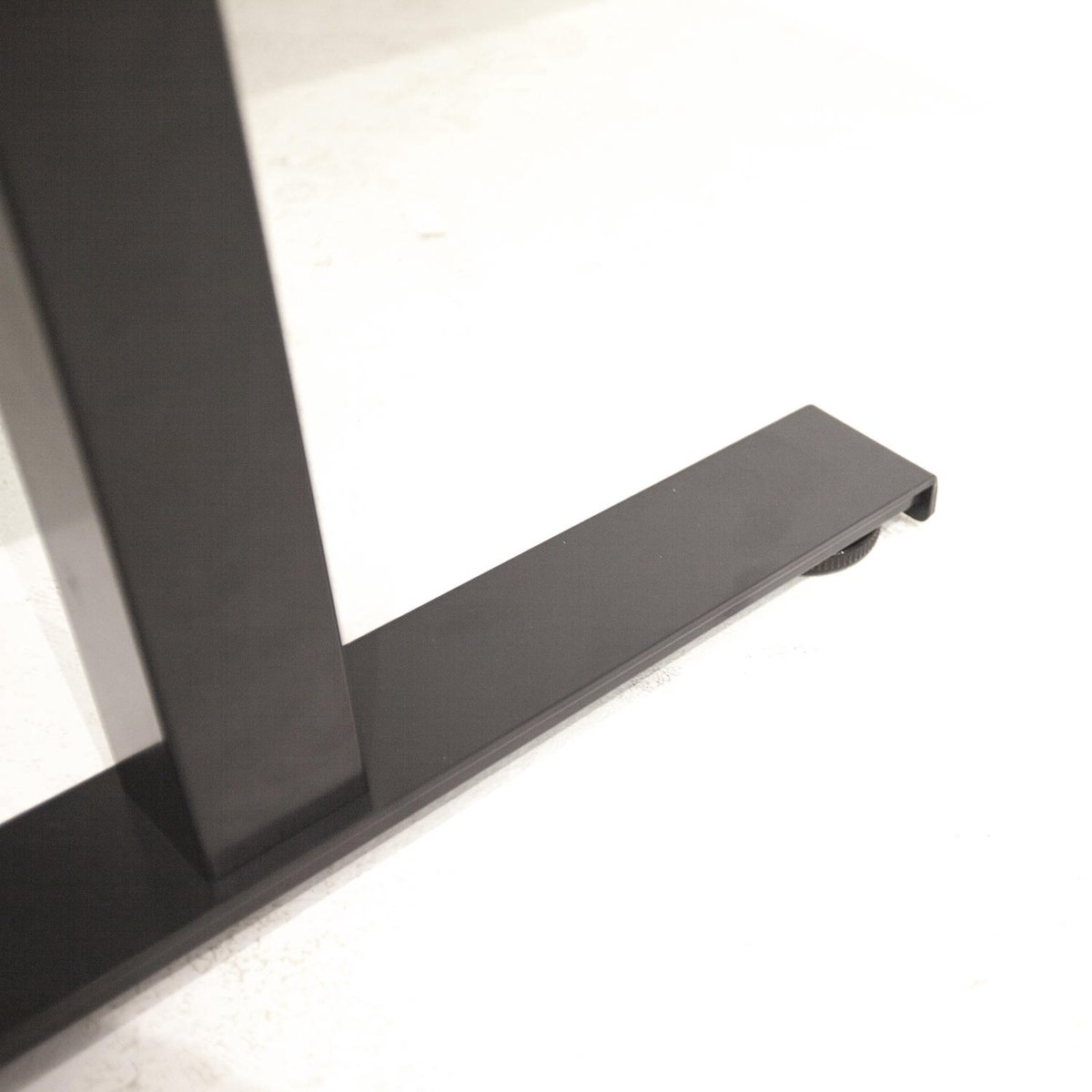 Dextro slinger zit/sta 180x90cm, hoogte verstelbare werkplek dmv slinger, T-poot frame. Frame kleur zwart (RAL9005) en blad Schaduwzwart