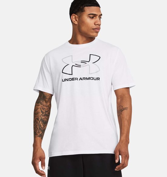 Wit T-shirt met klein zwart Under Armour logo op de nek. Getatoeëerde armen.