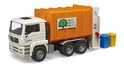 Witte vuilniswagen met oranje container. Tekst op zijkant: 'REUSE REDUCE RECYCLE'. Drie vuilnisbakken (blauw, geel, blauw) achter de wagen.