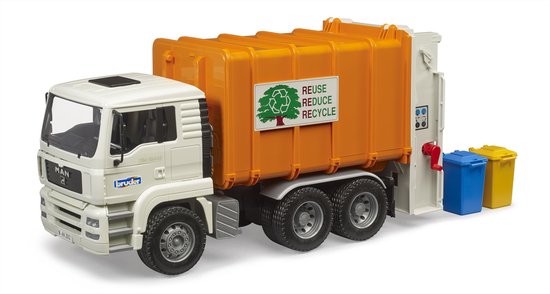 Witte vuilniswagen met oranje container. Tekst op zijkant: 'REUSE REDUCE RECYCLE'. Drie vuilnisbakken (blauw, geel, blauw) achter de wagen.