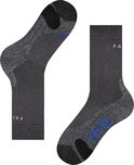Falke wandelsokken, zwart met grijs gemêleerde versterkingen bij de hak en tenen, blauwe 'R' markering.