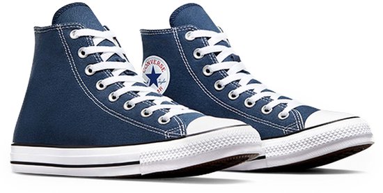 Paar marineblauwe Converse All Star hoge sneakers met witte veters en zolen.