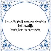 Tegeltje met Spreuk (kado huwelijk): De liefde geeft mannen vleugels; het huwelijk houdt hem in evenwicht + Cadeau verpakking & Plakhanger