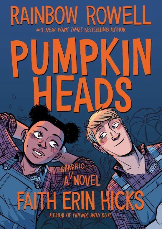 De cover van de graphic novel "Pumpkinheads" toont een donkerblauwe achtergrond met twee tieners. De meisje heeft donkerbruin haar in twee knotjes en draagt een plaid blouse en tuinbroek. De jongen heeft blond haar en draagt een vergelijkbare outfit. De titel "PUMPKIN HEADS" staat in grote, oranje letters bovenaan.