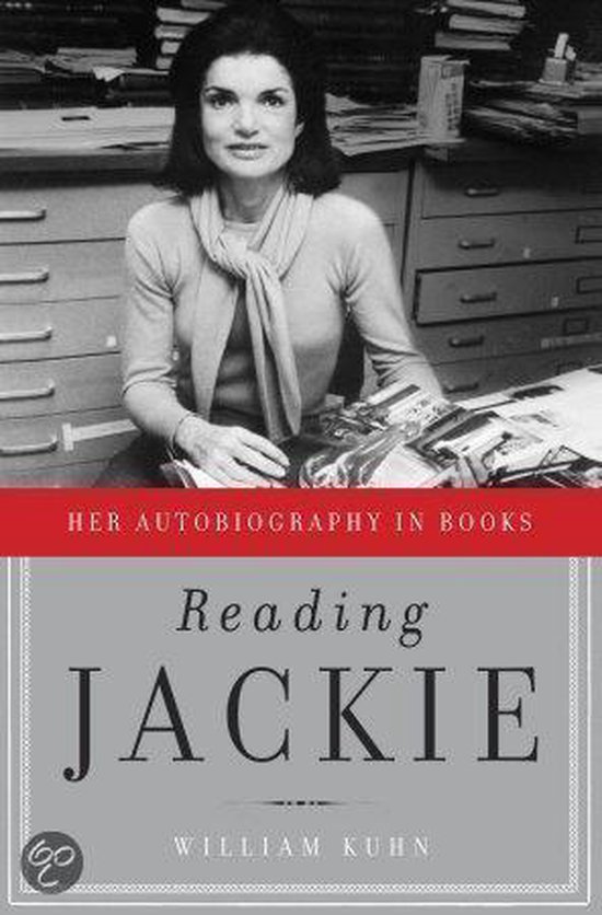 Jacqueline Kennedy zittend, met een sjaal om haar nek, voor een archiefkast. "Reading JACKIE" door William Kuhn.