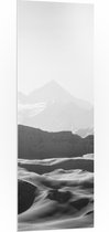 PVC Schuimplaat- Zwart-wit Foto van Bergen in de Sneeuw - 50x150 cm Foto op PVC Schuimplaat