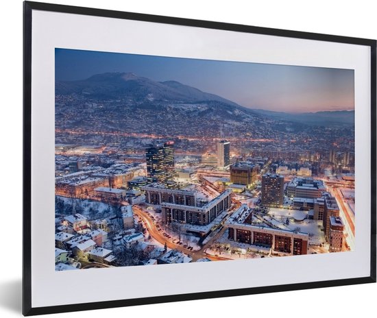 Fotolijst incl. Poster - Straatbeeld van Sarajevo en berg met sneeuw in Bosnië en Herzegovina - 60x40 cm - Posterlijst