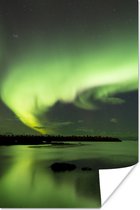 Groen poollicht boven een meer in Noorwegen poster papier 80x120 cm - Foto print op Poster (wanddecoratie woonkamer / slaapkamer) / natuurverschijnselen Poster