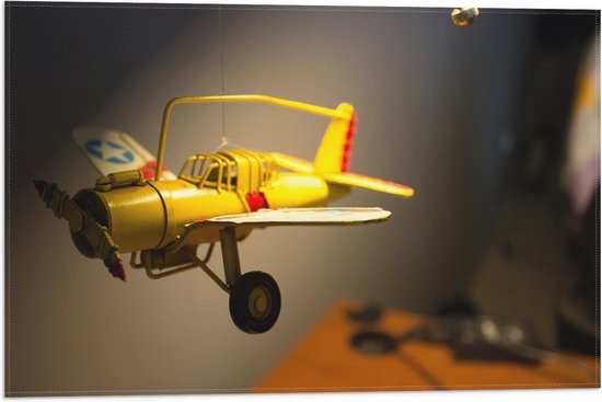 WallClassics - Vlag - Geel Kinderspeelgoed Vliegtuigje Zwevend in Kinderkamer - 60x40 cm Foto op Polyester Vlag