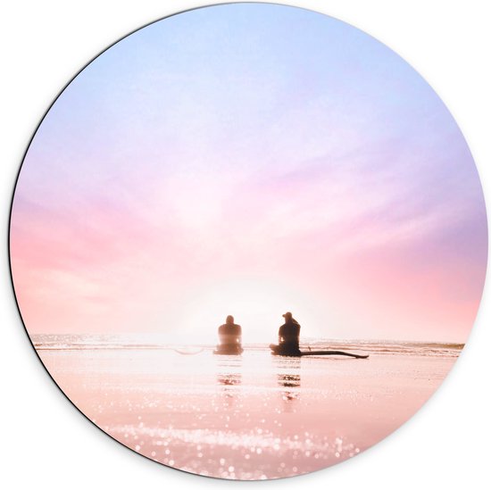 WallClassics - Dibond Muurcirkel - Duo zittend aan het Water op het Strand bij Pastellucht - 70x70 cm Foto op Aluminium Muurcirkel (met ophangsysteem)