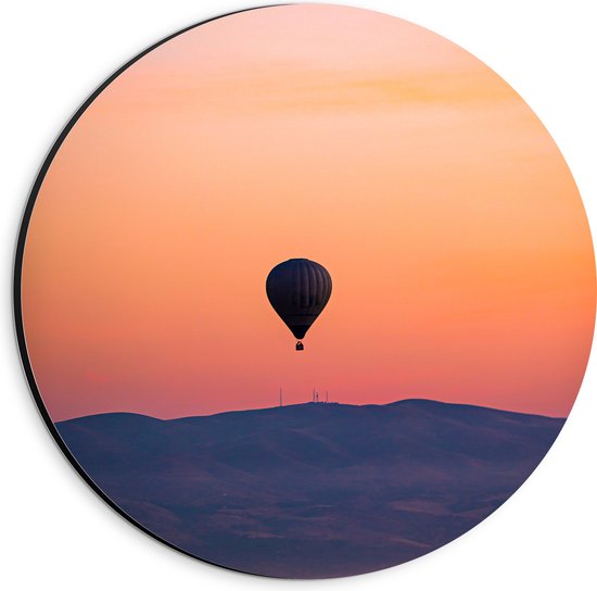 Dibond Muurcirkel - Heteluchtballon boven Berg tijdens Zonsondergang in Turkije - 20x20 cm Foto op Aluminium Muurcirkel (met ophangsysteem)
