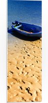 WallClassics - PVC Schuimplaat - Voetstappen in het Zand bij Blauwe Boot aan het Water - 20x60 cm Foto op PVC Schuimplaat (Met Ophangsysteem)