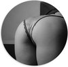 Gros plan d'une femme en culotte de dentelle à motif subtil, penchée en avant.