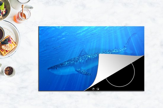 KitchenYeah® Inductie beschermer 85x52 cm - Een illustratie van een tijgerhaai in de zee - Kookplaataccessoires - Afdekplaat voor kookplaat - Inductiebeschermer - Inductiemat - Inductieplaat mat