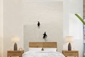 Behang - Fotobehang Twee pinguïns lopen over het zand in Zuid-Afrika - Breedte 160 cm x hoogte 240 cm