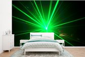 Behang - Fotobehang Groene gloed van een laserlicht - Breedte 320 cm x hoogte 240 cm