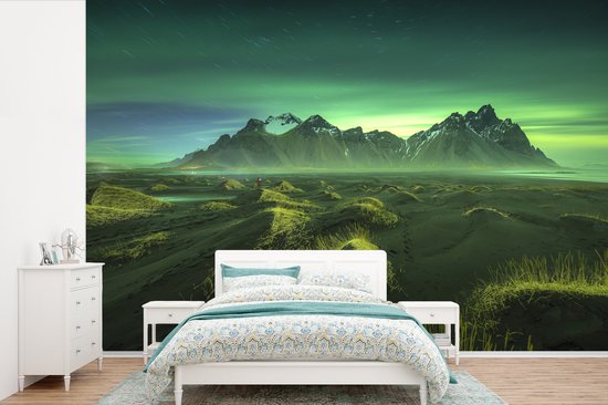 Papier peint Papier peint photo en vinyle - Aurora Borealis au-dessus des montagnes d'Islande largeur 360 cm x hauteur 240 cm - Tirage photo sur papier peint (disponible en 7 tailles)