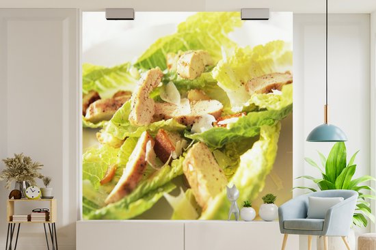 Behang - Fotobehang Close-up van een kip caesar salade - Breedte 240 cm x hoogte 240 cm