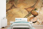 Behang - Fotobehang Oude verrekijker en kompas op wereldkaart - Breedte 525 cm x hoogte 350 cm