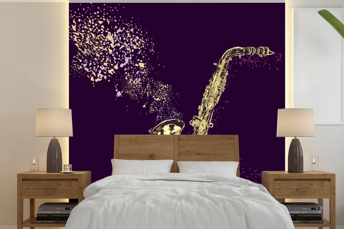 Behang - Fotobehang Illustratie van een gouden saxofoon op een paarse achtergrond - Breedte 280 cm x hoogte 280 cm