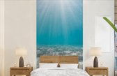 Behang - Fotobehang Zonlicht op de zeebodem - Breedte 120 cm x hoogte 240 cm