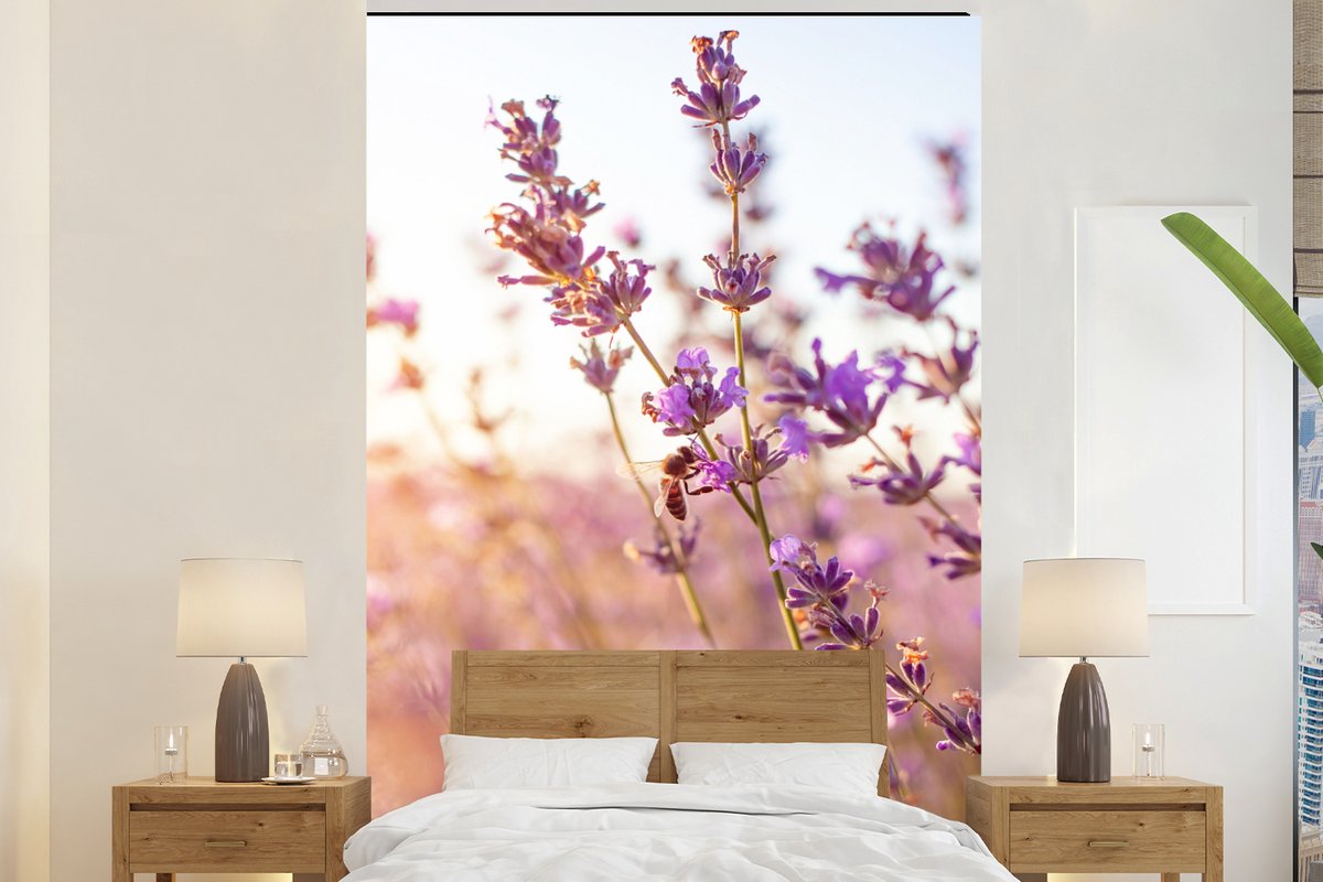Behang - Fotobehang Lavendel - Close-up - Zon - Bloemen - Paars - Breedte 160 cm x hoogte 240 cm