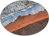 WallClassics - Dibond Ovaal - Bovenaanzicht van Golven stromend over het Strand - 80x60 cm Foto op Ovaal (Met Ophangsysteem)