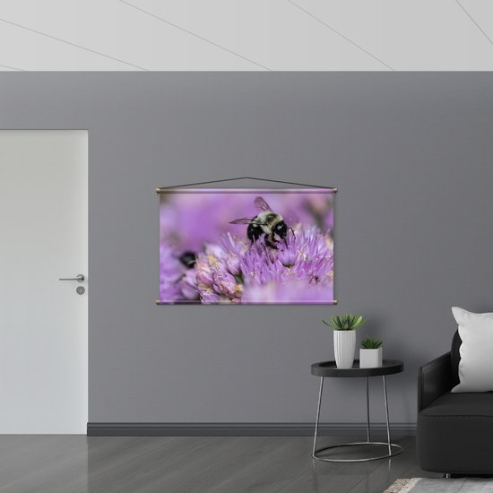WallClassics - Affiche Textile - Guêpes sur Fleurs Violettes - 120x80 cm Photo sur Textile