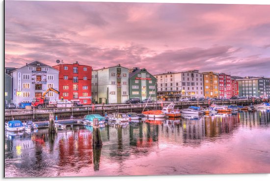 WallClassics - Dibond - Gekleurde Huizen aan de Haven met Bootjes - 75x50 cm Foto op Aluminium (Wanddecoratie van metaal)