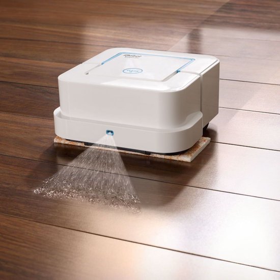 Witte iRobot Braava Jet met een vochtige reinigingspad sproeit water op een houten vloer.