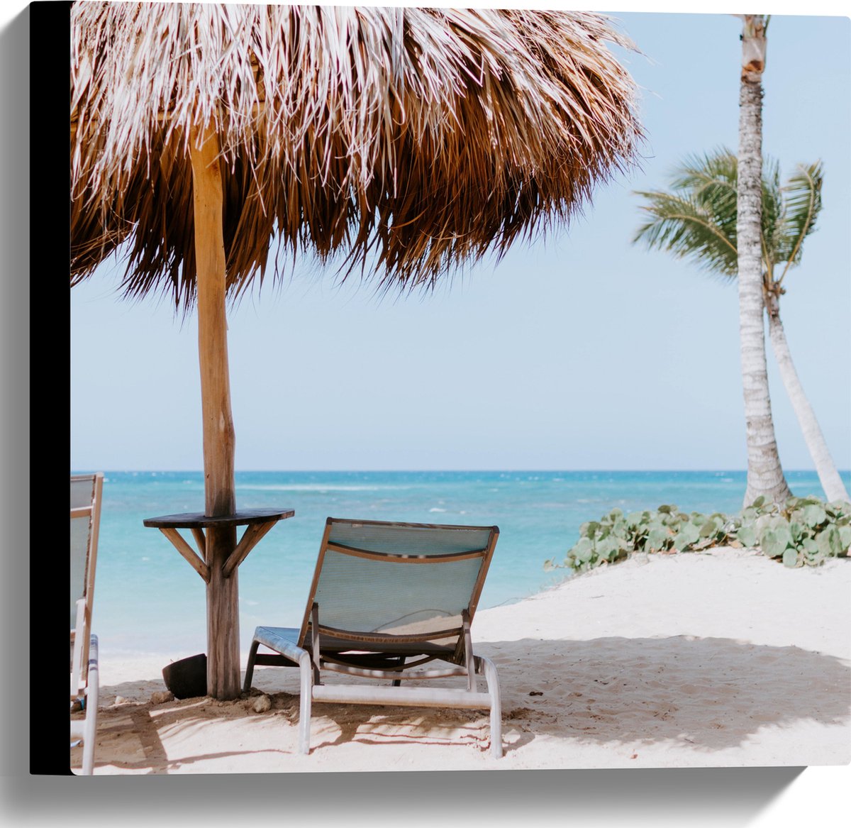 Canvas - Ligbedden onder Rieten Parasol met Palmboom - 40x40 cm Foto op Canvas Schilderij