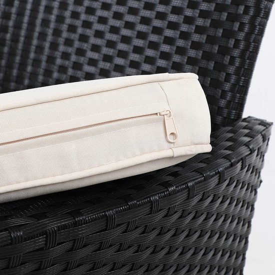 Detail van de rits op het crèmekleurige kussen van de zwarte polyrattan bank.
