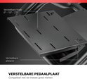 Verstelbare pedaalplaat op een zwart racesimulator frame, met instelbare hoek (0-27 graden) en afstand.